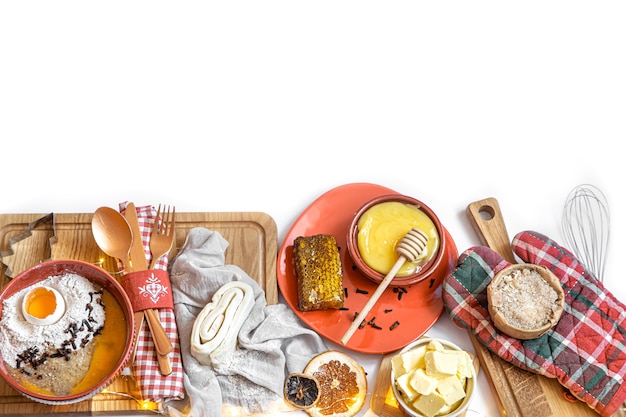 Variedad de platos sobre mesa